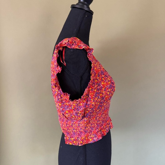 ⭐️ Floral scoop v neck top by patrons of peace - Picture 4 of 5